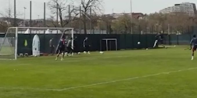 Im Video - Hier trifft FCB-Hunziker im Training herrlich