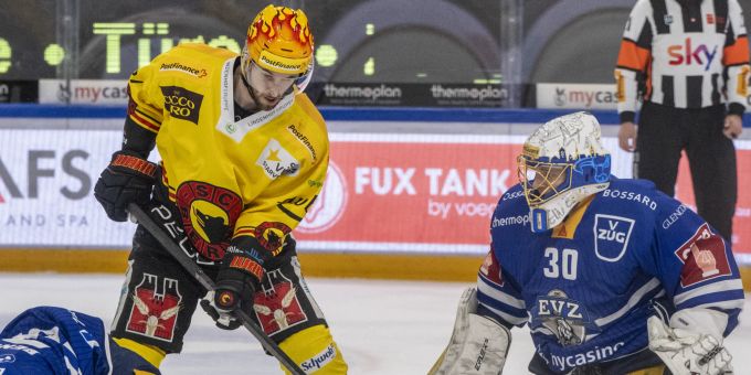 Thierry Bader vom SC Bern und Zugs Goalie Leonardo Genoni. SC BErn