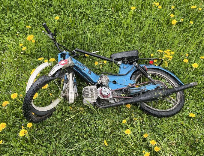 Der Mofafahrer wurde beim Unfall schwer verletzt. Mofafahrer verunfallt