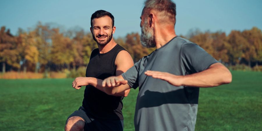 Zwei Freunde beim Sport im Park.