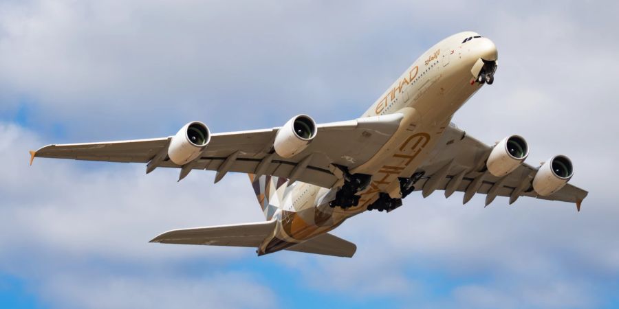 Etihad airways airbus a380 passagierflugzeug abflug am london heathrow airport.