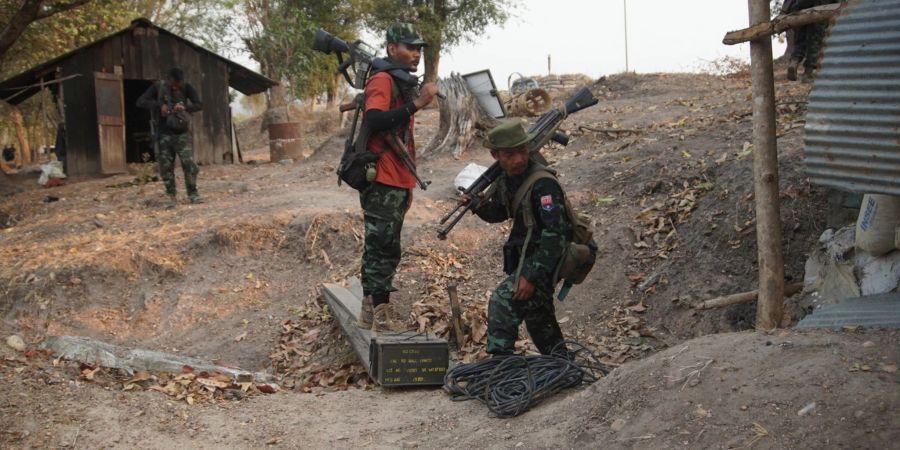 Mitglieder der Karen National Liberation Army sammeln Waffen ein, nachdem sie einen Aussenposten der Armee im südlichen Teil der Stadt Myawaddy erobert haben.