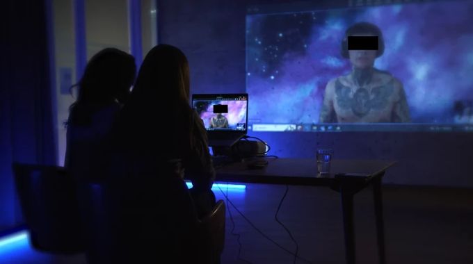 Mareile Höppner konfrontiert mit einer Kollegin ihren Stalker per Videocall. Mareile Höppner