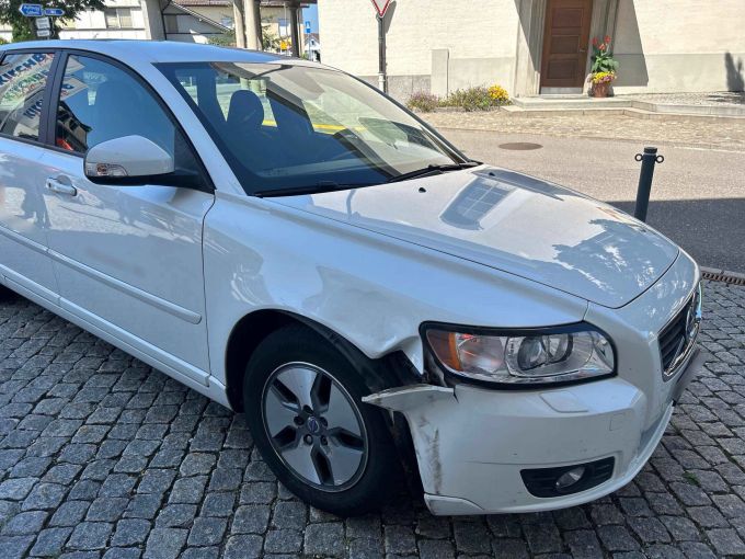 Beim Unfall entstand ein Sachschaden. Sachschaden.
