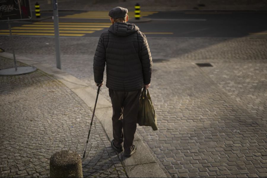 Die voraussichtlichen AHV-Ausgaben dürften 2033 rund 4 Milliarden Franken oder rund 6 Prozent tiefer ausfallen als ursprünglich berechnet. (Symbolbild)