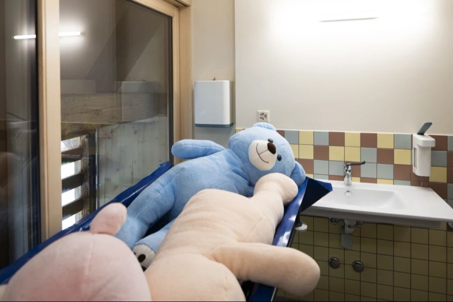 Noch liegen die Teddybären im Badezimmer. Bald sollen sie aber Kinderherzen höherschlagen lassen.