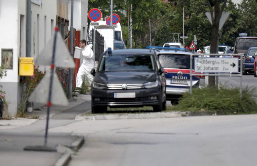 Polizisten im Einsatz in Ternitz.