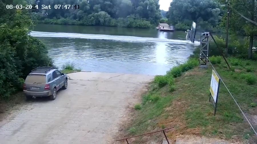 Ein Polizeiboot raste in ein Seil.