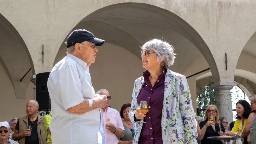 Bundesrätin Elisabeth Baume-Schneider beim Apéro mit der Bevölkerung, am Nachmittag des 27. Juni 2024 in Brig VS.