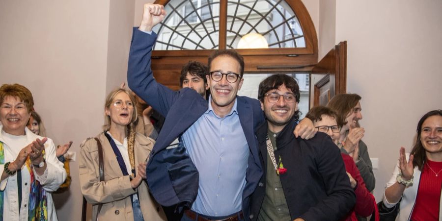 Die neuen Luzerner Nationalräte David Roth (links) und Hasan Candan (rechts), beide SP, freuen sich am Wahlsonntag im Regierungsgebäude von Luzern.