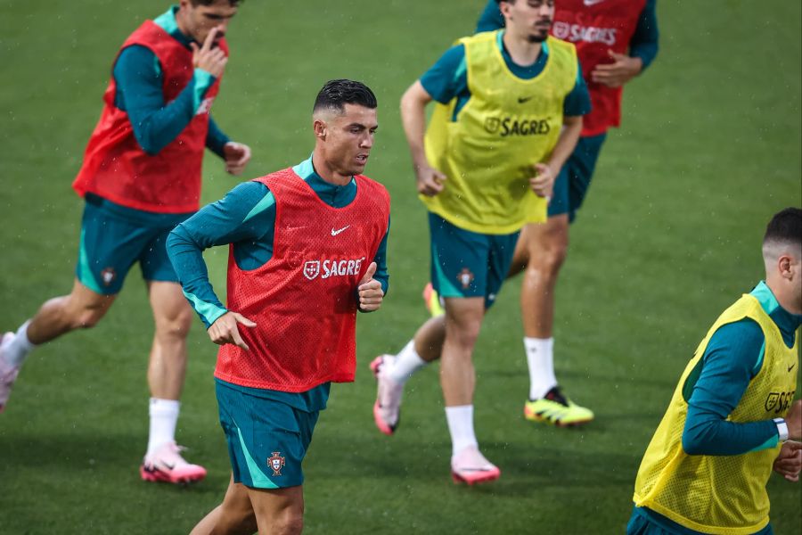 Im Netz bieten Fans irre Summen, um Ronaldo & Co. beim Training zu sehen.