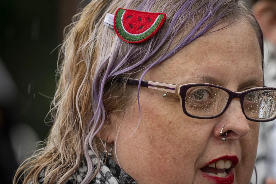 Eine Frau trägt in Washington (USA) eine Wassermelonen-Haarspange.