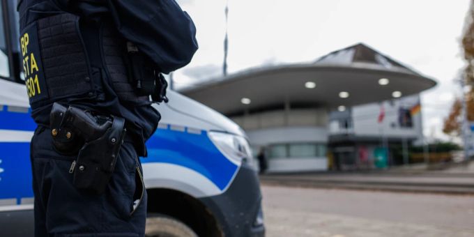 In Bayern verstärkt die Bundespolizei nun die Grenzkontrollen zu Österreich und Tschechien. (Archivbild) Grenzkontrolle