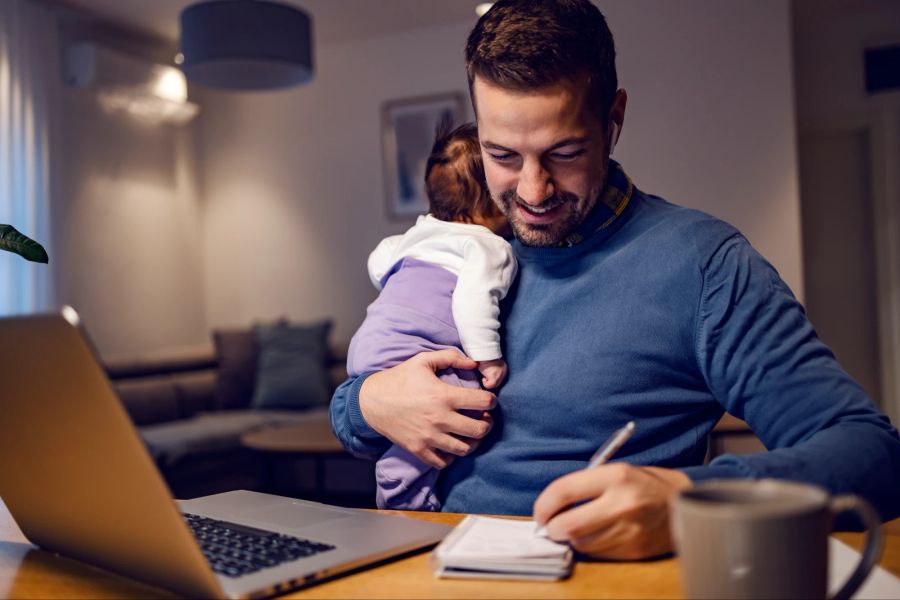 Vater Schreibtisch Homeoffice Baby