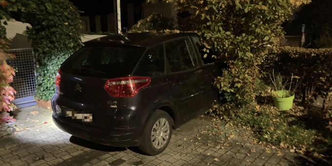 Mitlödi: Lenker kollidiert mit Baum Mitlödi: Lenker kollidiert mit Baum
