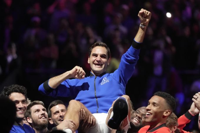 Roger Federer wird nach seiner letzten Partie gefeiert. Roger Federer