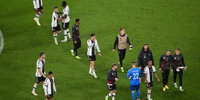Deutschlands Spieler verlassen nach der Partie das Spielfeld. Deutschlands Spieler verlassen nach der Partie das Spielfeld.