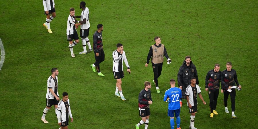 Deutschlands Spieler verlassen nach der Partie das Spielfeld.