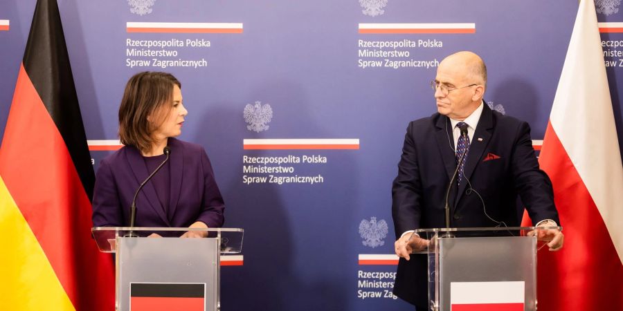 Aussenministerin Annalena Baerbock mit ihrem polnischen Amtskollegen Zbigniew Rau in Warschau.