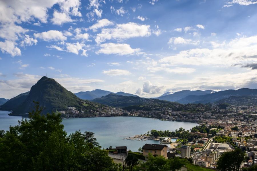 Im Tessin weisen die Seen noch immer einen tiefen Wasserpegel auf. Im Bild: der Luganersee im Juni.