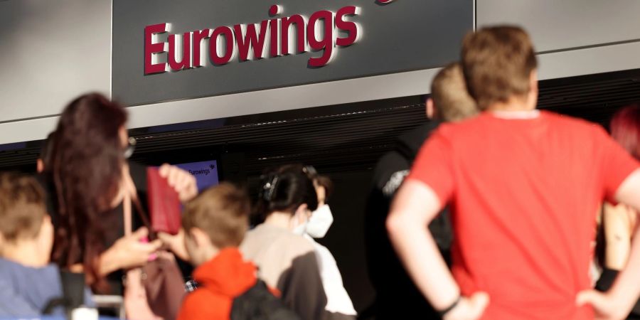 Passagiere am Check-in-Schalter von Eurowings im Flughafen Düsseldorf.