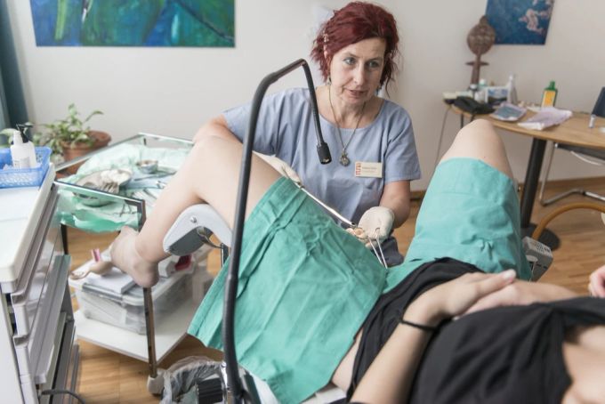 Helene Huldi ist Gynäkologin. Sie führt auch Abtreibungen durch, wie hier in dieser gestellten Aufnahme. Helene Huldi Abtreibung
