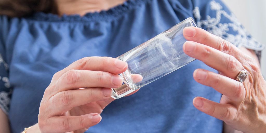 Darum trüben Gläser in der Spülmaschine ein