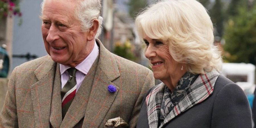 König Charles III. und die Königsgemahlin Camilla während ihres Besuchs im schottischen Ballater.