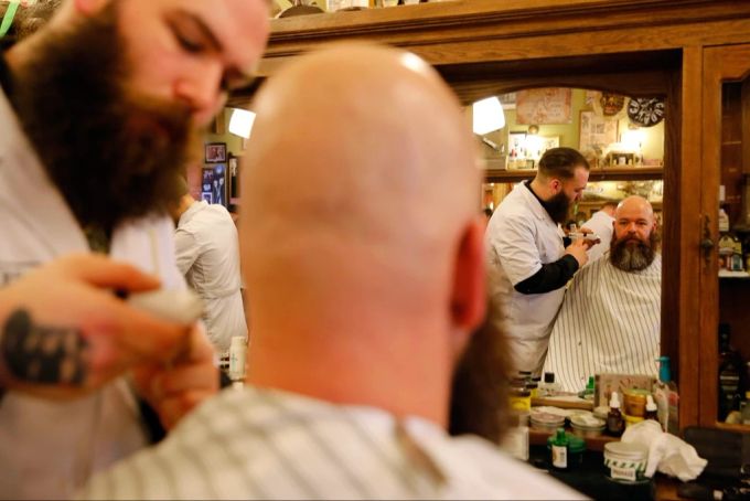 Nicht nur Hipster-Bärte, sondern auch Schnäuze sind bei Männern wieder beliebt. Barbershop
