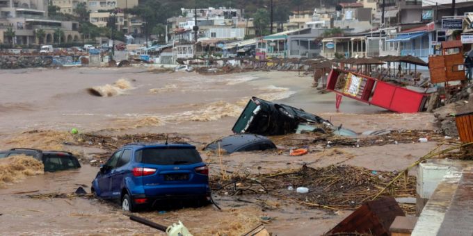 Zerstörte Autos, die von den Wassermassen an den Strand getragen wurden. Starke Regenfälle haben in Griechenland für Überschwemmungen mit verehrenden Folgen gesorgt. Griechenland Überschwemmung