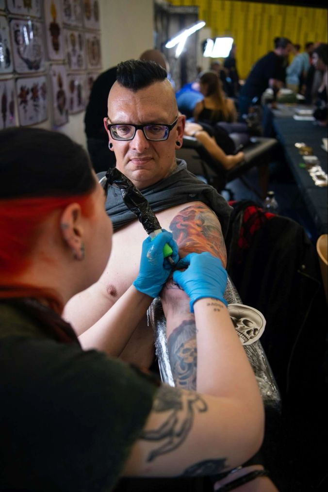 Chayenne aus St. Gallen sticht Pascal einen Vampirtotenkopf.