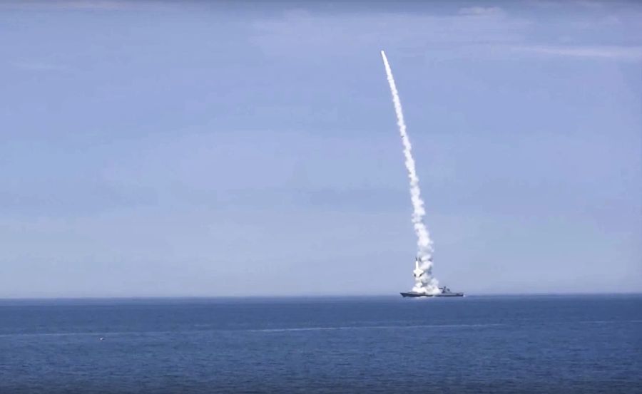 Ein Foto vom russischen Verteidigungsministerium zeigt den Abschuss einer Rakete von einem Kriegsschiff aus auf die Ukraine am 10. Oktober 2022.