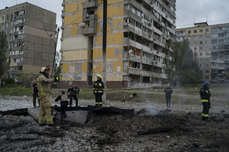 Rettungskräfte bei einem Einsatz in Kiew.