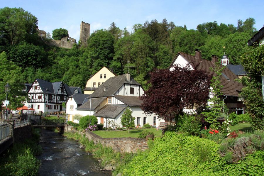 Dorf Fachwerk Fluss weiss grün Gärten  Idylle