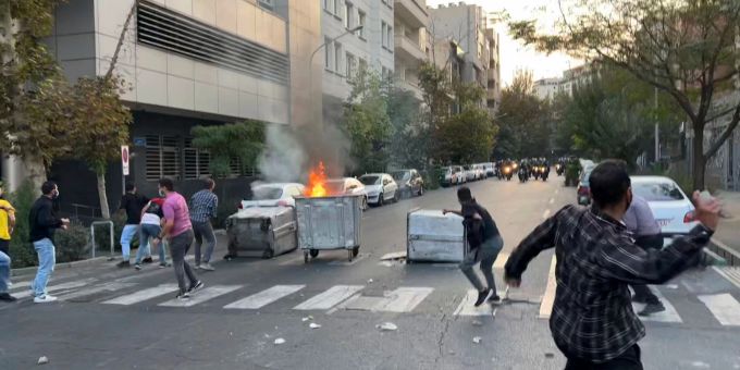 Demonstranten werfen in Teheran während eines Protestes gegen den Tod von Mahsa Amini Steine auf Polizeieinheiten. Der Tod der 22-Jährigen hat landesweit Trauer und Empörung ausgelöst. protest