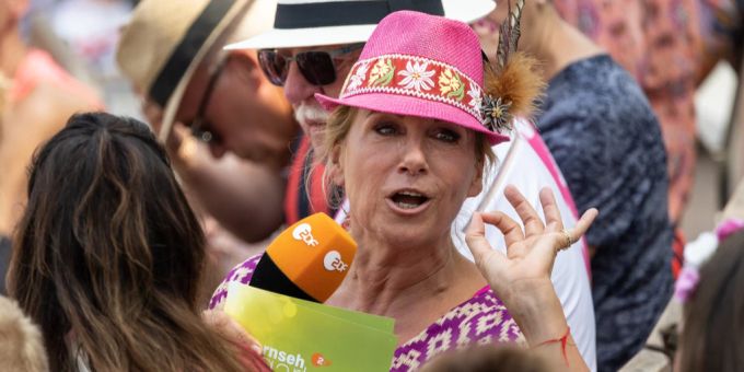 Andrea Kiewel, die Moderatorin der Sendung «ZDF-Fernsehgarten» wird scharf kritisiert. (Archivbild) zdf fernsehgarten