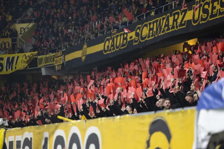 Die Fans von YB zeigen den Play-offs beim Heimspiel gegen St. Gallen die Rote Karte.