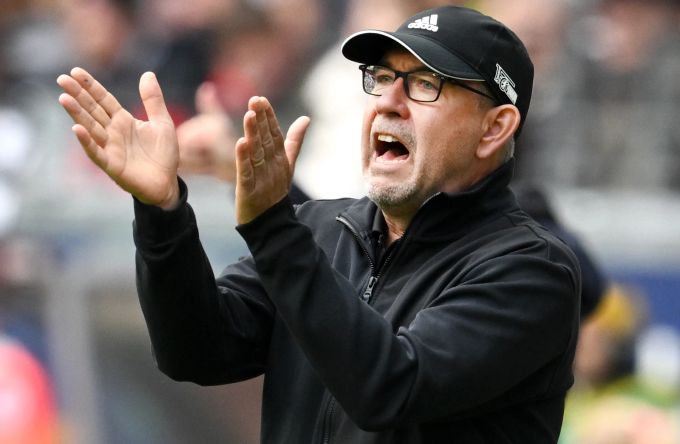 Urs Fischer an der Seitenlinie von Union Berlin im Spiel bei Eintracht Frankfurt in der Bundesliga. Union Berlin Fischer Bundesliga
