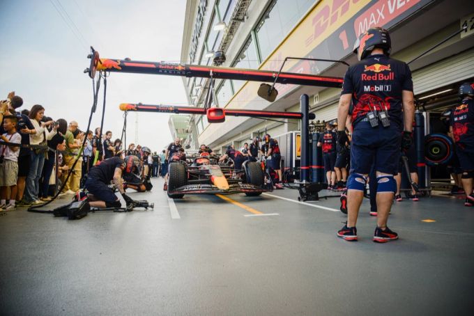 «Ich glaube, es gehört zum Erfolgsrezept dieses Teams, dass wir uns auch bei Erfolgen immer die Frage stellen: Was können wir besser machen?», beschreibt Max Verstappen den Teamspirit bei Red Bull Racing. Red Bull Racing