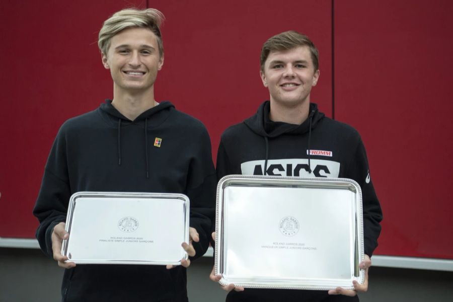 Leandro Riedi (l.) musste sich bei den Junioren-French-Open erst im Final von Dominic Stricker (r.) geschlagen geben.