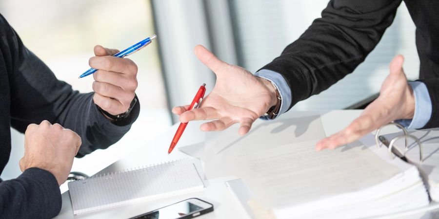 Wer sich wegen eines Aufhebungsvertrags vom Arbeitgeber unter Druck gesetzt fühlt, muss nichts unterschreiben - und sollte sich im Zweifel beraten lassen.