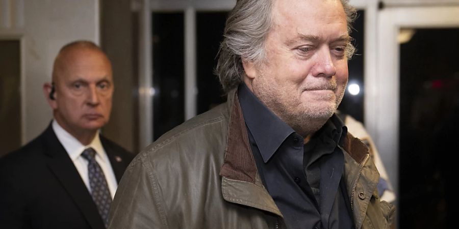 Der ehemalige Chefstratege von Donald Trump, Steve Bannon, verlässt das Gericht in New York. Foto: John Minchillo/AP/dpa