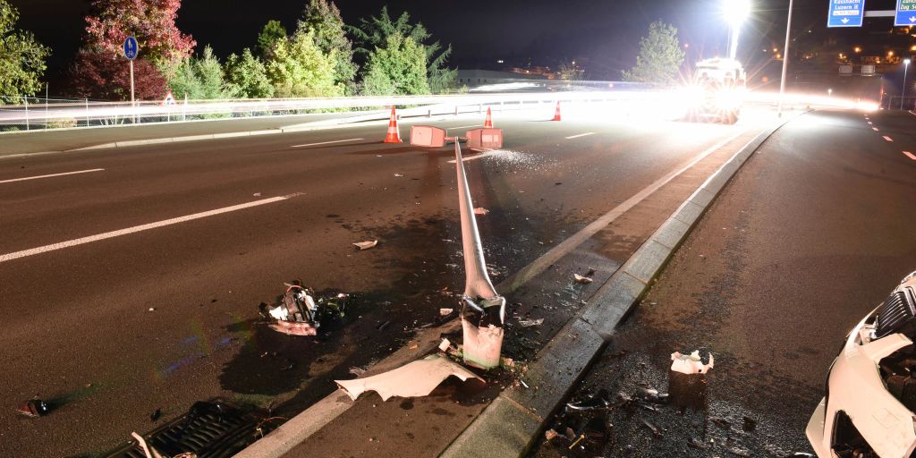 Betrunkene Autofahrerin Mäht In Gisikon Strassenlampe Um