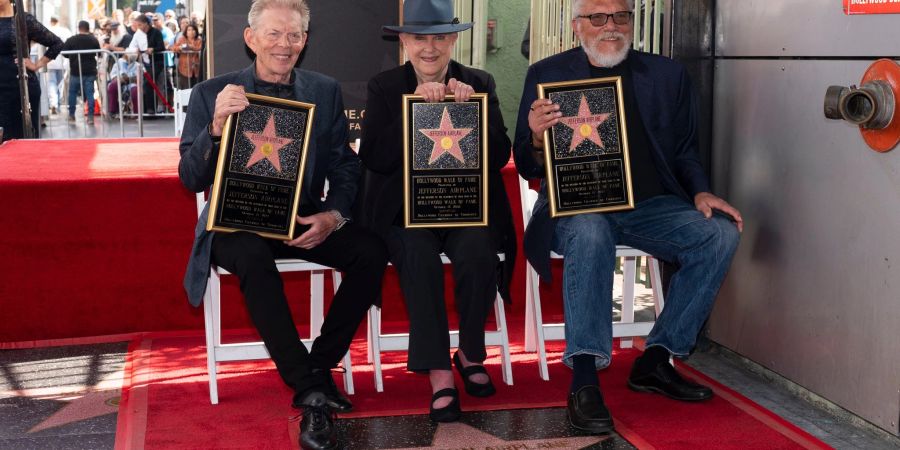 Die Mitglieder von Jefferson Airplane, Jack Casady (l-r), Grace Slick und Jorma Kaukonen enthüllen ihren Stern.