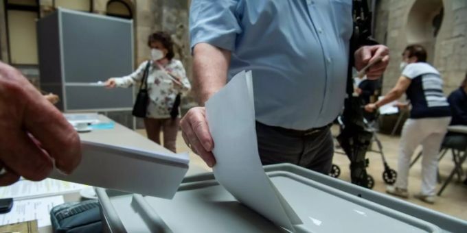 Stimmabgabe an einer Wahlurne Stimmabgabe an einer Wahlurne