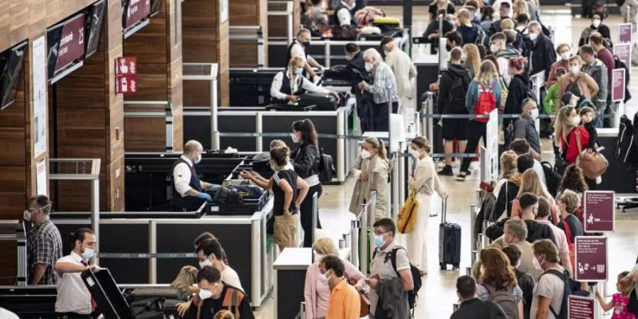Fluggäste der Lufthansa sollten sich auf lange Wartezeiten beim Check-In einstellen. Foto: Fabian Sommer/dpa