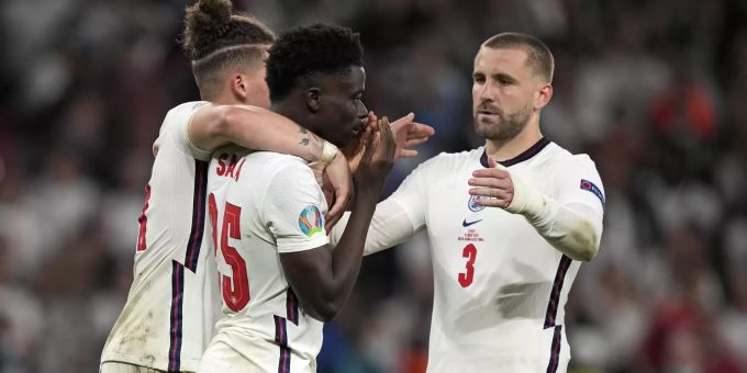 Bukayo Saka muss nach seinem verschossenen Penalty an der Euro 2020 getröstet werden. Euro 2020