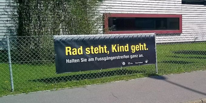 Die Kinder lernen, die Strasse erst dann zu überqueren, wenn die Räder stillstehen. Schulbeginn