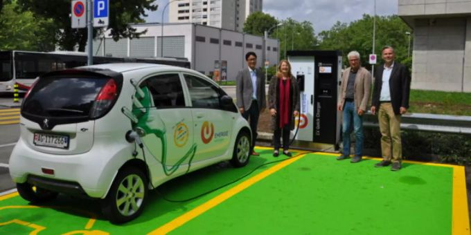 Jlko Müller, Leiter Bau und Planung; Kirsten Ernst, Gemeinderätin; Markus Maibach; Vizeammann und VRP Energie Wettingen; Guido Hüni, CEO Energie Wettingen Wettingen