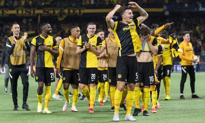 Die Spieler von YB feiern nach dem Sieg gegen Manchester United im Stadion Wankdorf. YB Manchester Champions